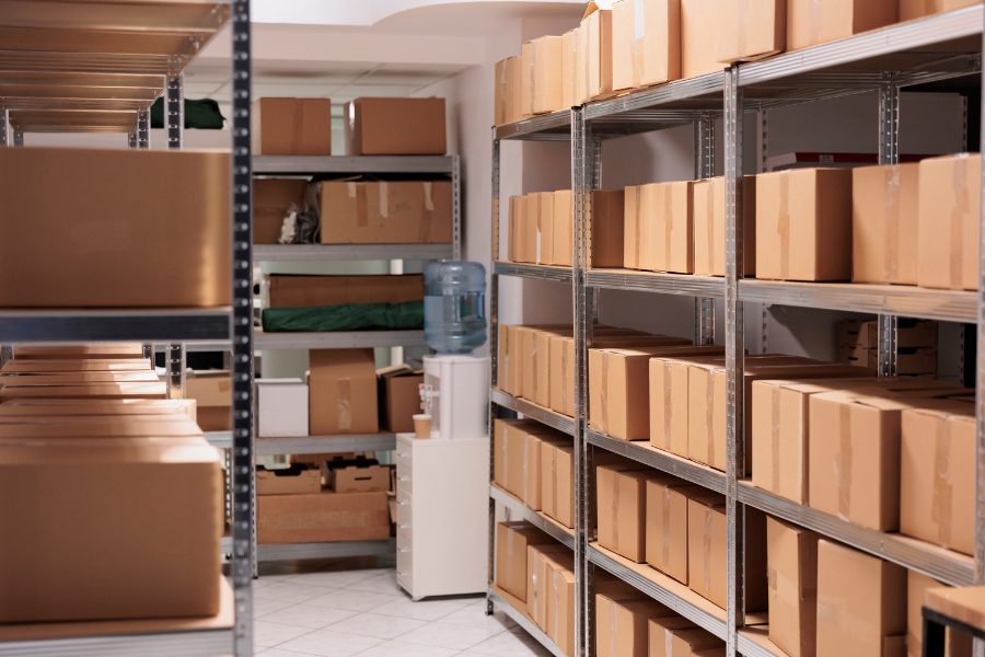 foto de trastero con cajas de cartón dispuestas en estanterías